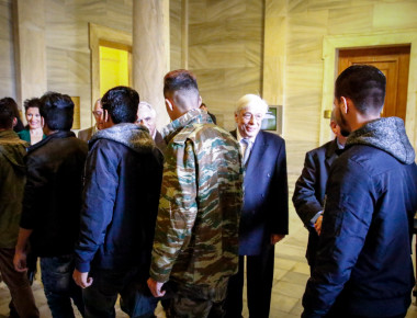 Στη Βουλή δέχθηκαν σήμερα ο Π. Παυλόπουλος και ο Ν. Βούρτσης ασυνόδευτα προσφυγόπουλα (φωτό)